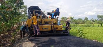 Anggota Satgas TMMD Bojonegoro Lakukan Proses Pemerataan Aspal Jalan Jatimulyo